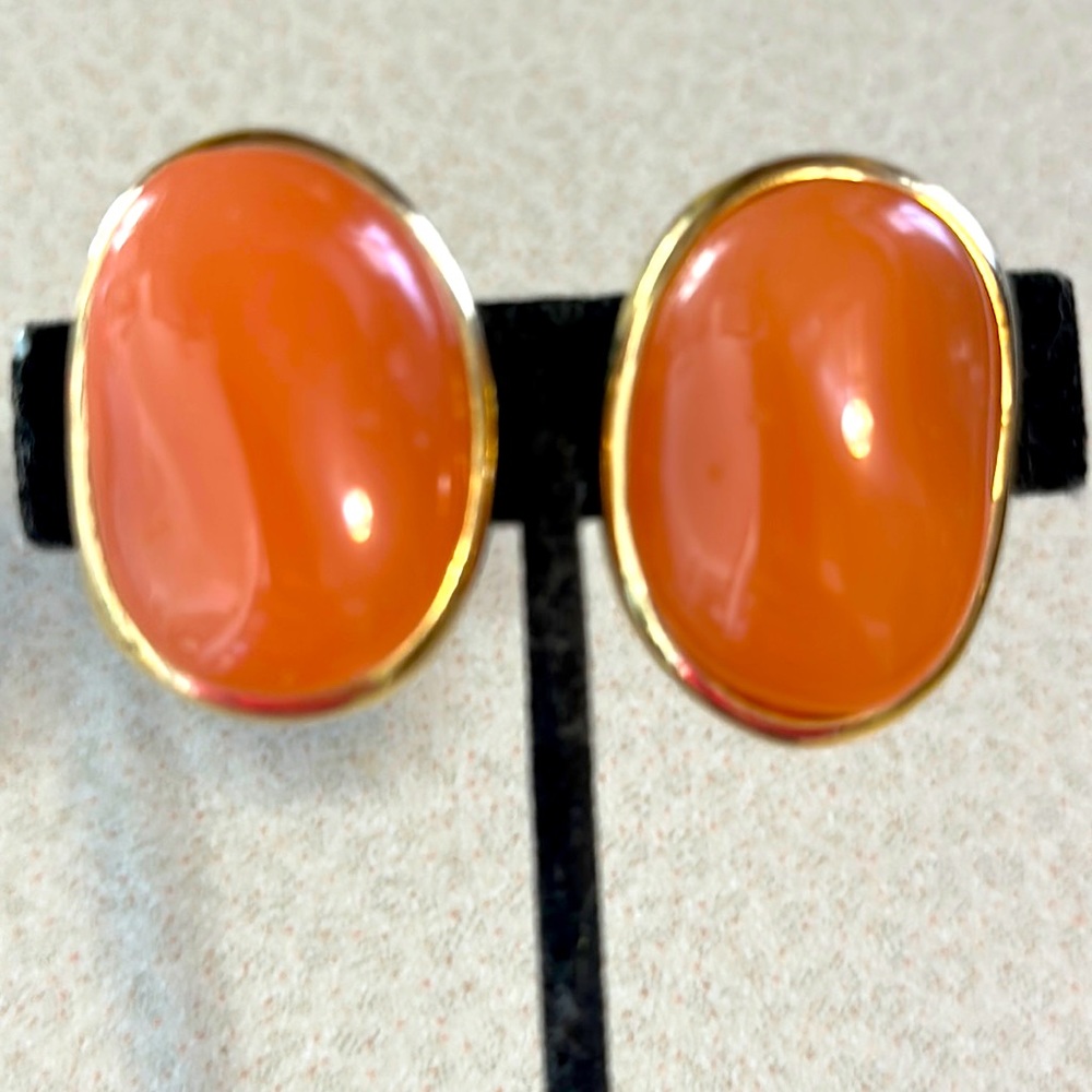 Vintage Givency Paris-New York gold tone peach resin earrings (516)